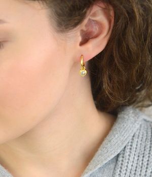 Kolczyki damskie KSR2684Z ze srebra próby 925, pozłacane, kółeczka z wiszącymi serduszkami zdobionymi cyrkoniami. Długość 1,8 cm, zapięcie na zatrzask – elegancka i kobieca biżuteria (1).JPG