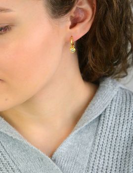 Kolczyki damskie KSR2684Z ze srebra próby 925, pozłacane, kółeczka z wiszącymi serduszkami zdobionymi cyrkoniami. Długość 1,8 cm, zapięcie na zatrzask – elegancka i kobieca biżuteria (2).JPG