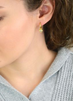 Kolczyki damskie KSR2684Z ze srebra próby 925, pozłacane, kółeczka z wiszącymi serduszkami zdobionymi cyrkoniami. Długość 1,8 cm, zapięcie na zatrzask – elegancka i kobieca biżuteria (3).JPG