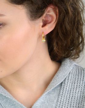 Kolczyki damskie KSR2684Z ze srebra próby 925, pozłacane, kółeczka z wiszącymi serduszkami zdobionymi cyrkoniami. Długość 1,8 cm, zapięcie na zatrzask – elegancka i kobieca biżuteria (4).JPG