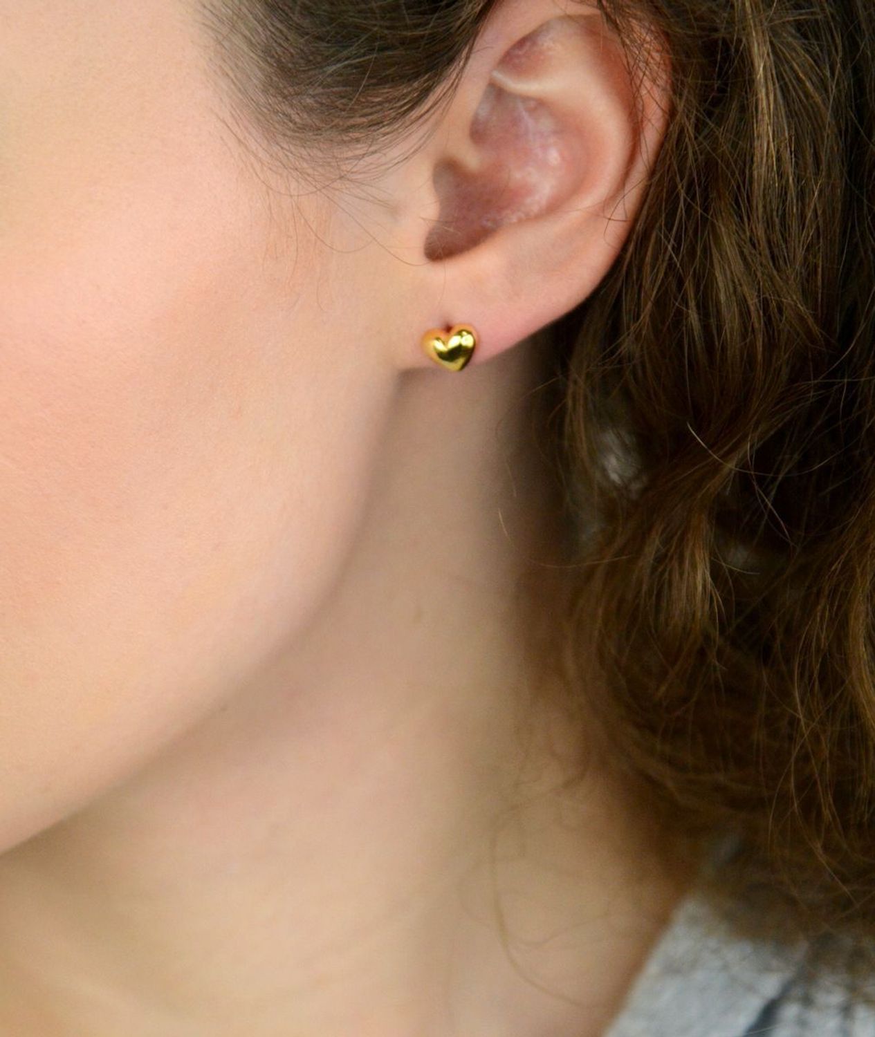 Kolczyki damskie KSR2781Z ze srebra próby 925, pozłacane, gładkie serduszka 8x6 mm. Zapięcie na sztyft, waga 1,20 g – subtelna i romantyczna biżuteria dla kobiet.1.jpg