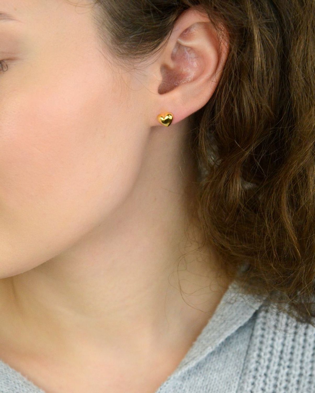 Kolczyki damskie KSR2781Z ze srebra próby 925, pozłacane, gładkie serduszka 8x6 mm. Zapięcie na sztyft, waga 1,20 g – subtelna i romantyczna biżuteria dla kobiet.1.jpg