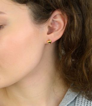 Kolczyki damskie KSR2781Z ze srebra próby 925, pozłacane, gładkie serduszka 8x6 mm. Zapięcie na sztyft, waga 1,20 g – subtelna i romantyczna biżuteria dla kobiet (6).JPG