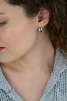 Kolczyki damskie srebrne KSR2829 💎 owalne gładkie, długość 1,5 cm, szerokość 4 mm, zapięcie na zatrzask. Srebro próby 925, waga 3,63 g. Klasyczna i elegancka biżuteria damska, idealna na prezent! (1).JPG