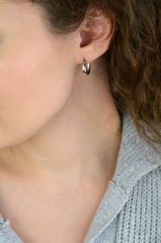 Kolczyki damskie srebrne KSR2829 💎 owalne gładkie, długość 1,5 cm, szerokość 4 mm, zapięcie na zatrzask. Srebro próby 925, waga 3,63 g. Klasyczna i elegancka biżuteria damska, idealna na prezent! (2).JPG