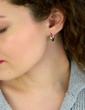 Kolczyki damskie srebrne KSR2829 💎 owalne gładkie, długość 1,5 cm, szerokość 4 mm, zapięcie na zatrzask. Srebro próby 925, waga 3,63 g. Klasyczna i elegancka biżuteria damska, idealna na prezent! (3).JPG