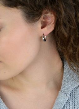 Kolczyki damskie srebrne KSR2829 💎 owalne gładkie, długość 1,5 cm, szerokość 4 mm, zapięcie na zatrzask. Srebro próby 925, waga 3,63 g. Klasyczna i elegancka biżuteria damska, idealna na prezent! (5).JPG