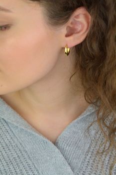 Kolczyki damskie srebrne pozłacane próby 925, model KSR2829Z, z zapięciem na zatrzask. Długość 1,6 cm, szerokość 3 mm. Eleganckie, lekkie i idealne na prezent oraz codzienne noszenie (2).JPG