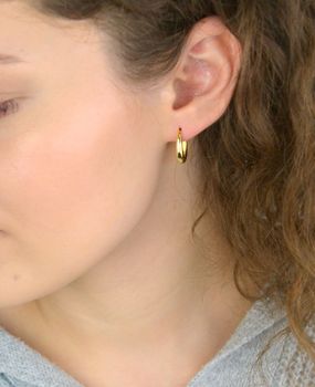 Kolczyki damskie srebrne pozłacane próby 925, model KSR2829Z, z zapięciem na zatrzask. Długość 1,6 cm, szerokość 3 mm. Eleganckie, lekkie i idealne na prezent oraz codzienne noszenie (3).JPG