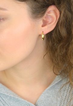 Kolczyki damskie srebrne pozłacane próby 925, model KSR2829Z, z zapięciem na zatrzask. Długość 1,6 cm, szerokość 3 mm. Eleganckie, lekkie i idealne na prezent oraz codzienne noszenie (4).JPG