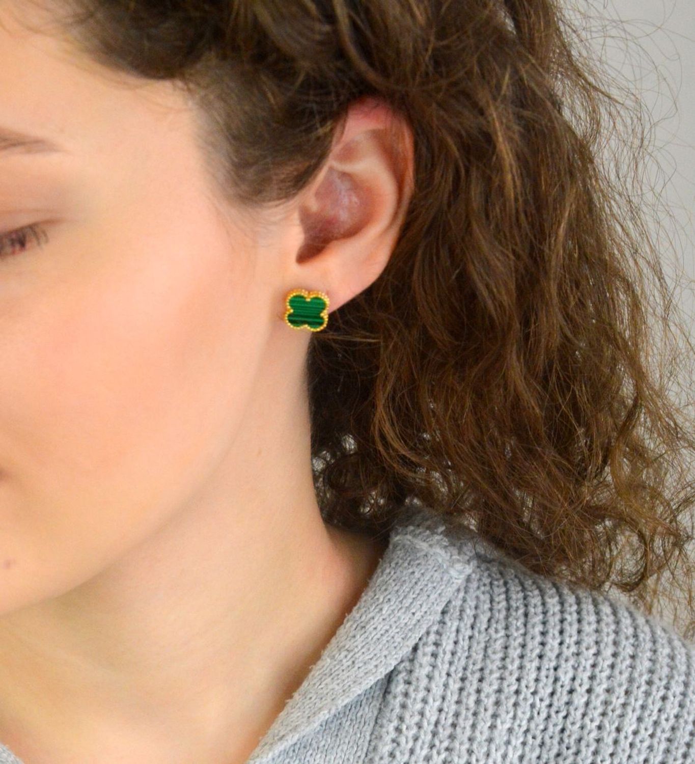 Kolczyki Damskie Srebrne Pozłacane KSR6726Z – Koniczynki z Malachitem, Zapięcie na Sztyft sztyft.jpg