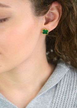 Kolczyki damskie KSR6726Z ze srebra próby 925, pozłacane, w kształcie koniczynek zdobionych malachitem. Wielkość 1,3 cm, zapięcie na sztyft – elegancka i subtelna biżuteria (1).JPG