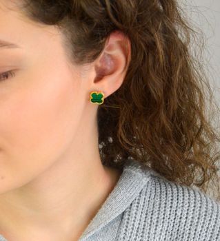 Kolczyki damskie KSR6726Z ze srebra próby 925, pozłacane, w kształcie koniczynek zdobionych malachitem. Wielkość 1,3 cm, zapięcie na sztyft – elegancka i subtelna biżuteria (2).JPG