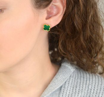 Kolczyki damskie KSR6726Z ze srebra próby 925, pozłacane, w kształcie koniczynek zdobionych malachitem. Wielkość 1,3 cm, zapięcie na sztyft – elegancka i subtelna biżuteria (3).JPG