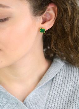 Kolczyki damskie KSR6726Z ze srebra próby 925, pozłacane, w kształcie koniczynek zdobionych malachitem. Wielkość 1,3 cm, zapięcie na sztyft – elegancka i subtelna biżuteria (4).JPG