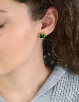 Kolczyki damskie KSR6726Z ze srebra próby 925, pozłacane, w kształcie koniczynek zdobionych malachitem. Wielkość 1,3 cm, zapięcie na sztyft – elegancka i subtelna biżuteria (5).JPG