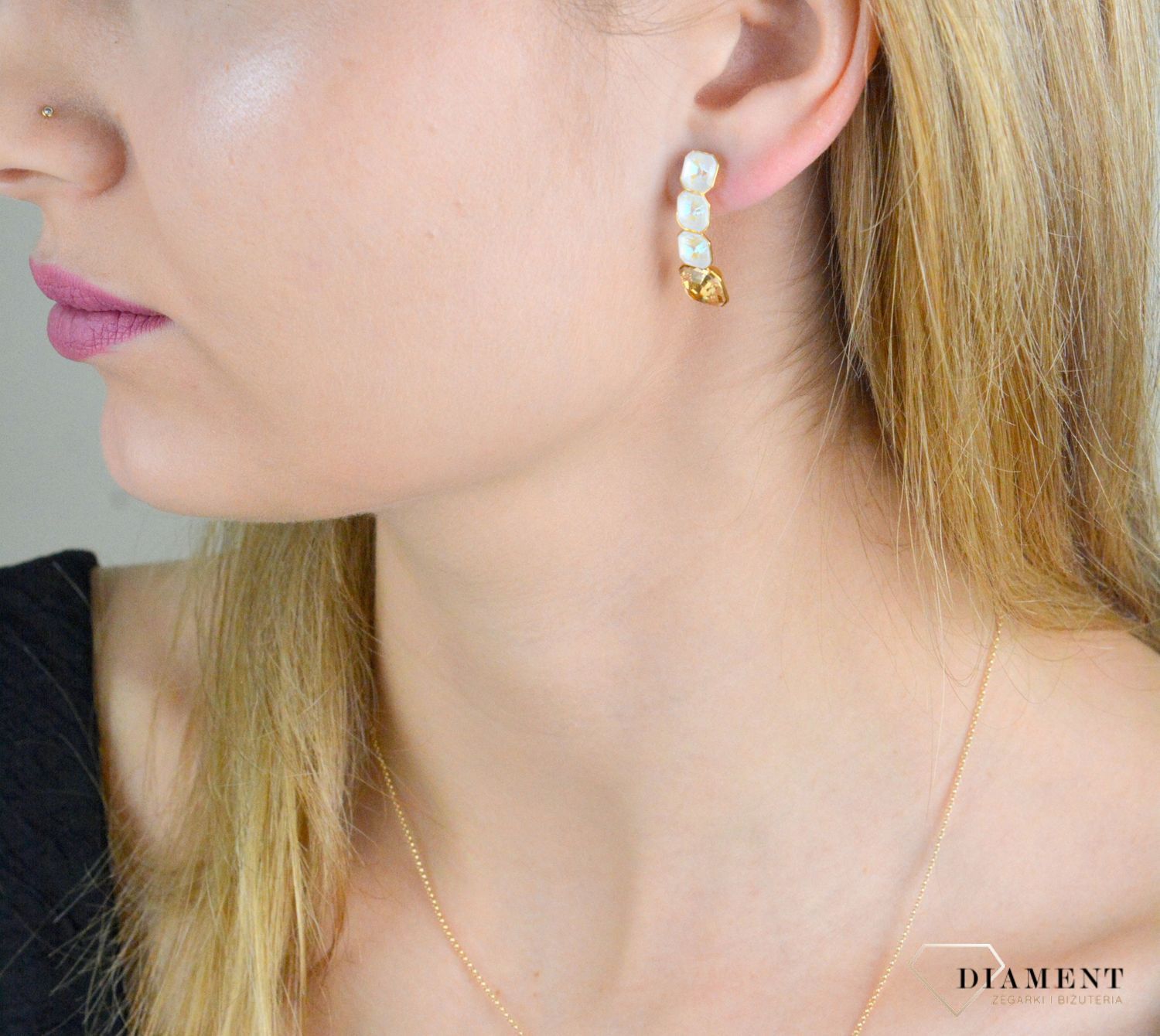 Srebrne kolczyki pozłacane z kryształkami Swarovskiego Imperial Light Grey DeLite KTG44804LGDGS. Kolczyki Spark pozłacane. Kolczyki Spark z kryształkami Swarovskiego. Kolczyki wiszące z zapięciem na sztyft. Kolczyki Spark idealne na preze.png