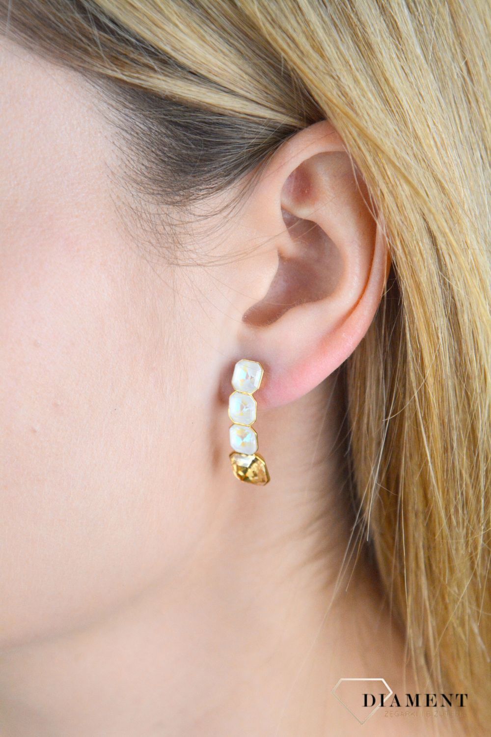 Srebrne kolczyki pozłacane z kryształkami Swarovskiego Imperial Light Grey DeLite KTG44804LGDGS. Kolczyki Spark pozłacane. Kolczyki Spark z kryształkami Swarovskiego. Kolczyki wiszące z zapięciem na sztyft. Kolczyki Spark idealne na preze.png