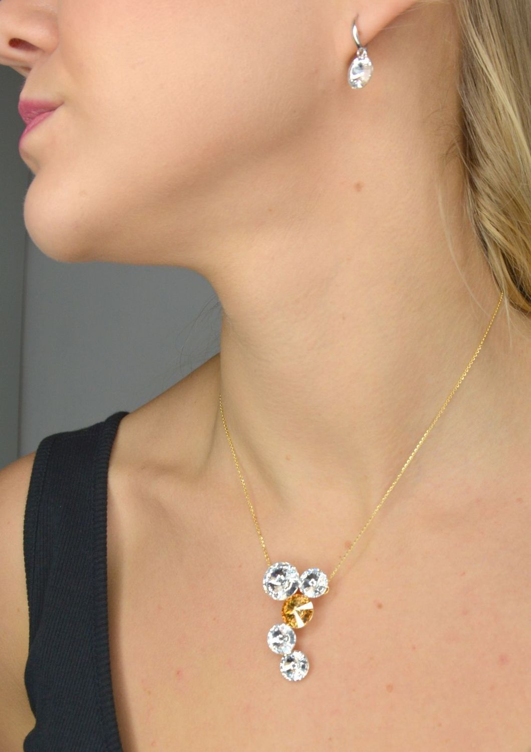 Kolczyki srebrne wiszące z białymi kryształkami Swarovski KW112212C.jpg