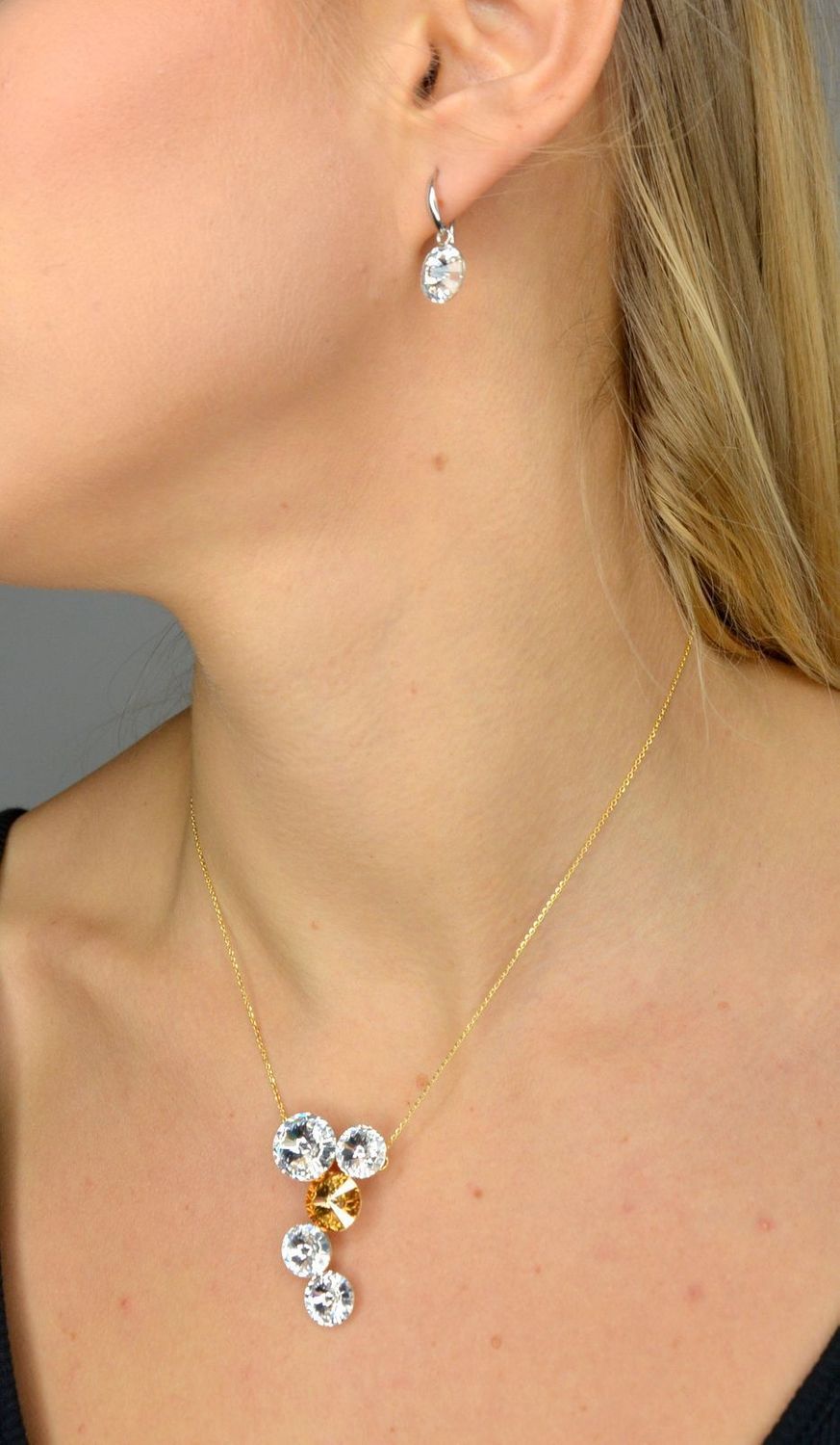 Kolczyki srebrne wiszące z białymi kryształkami Swarovski KW112212C.jpg