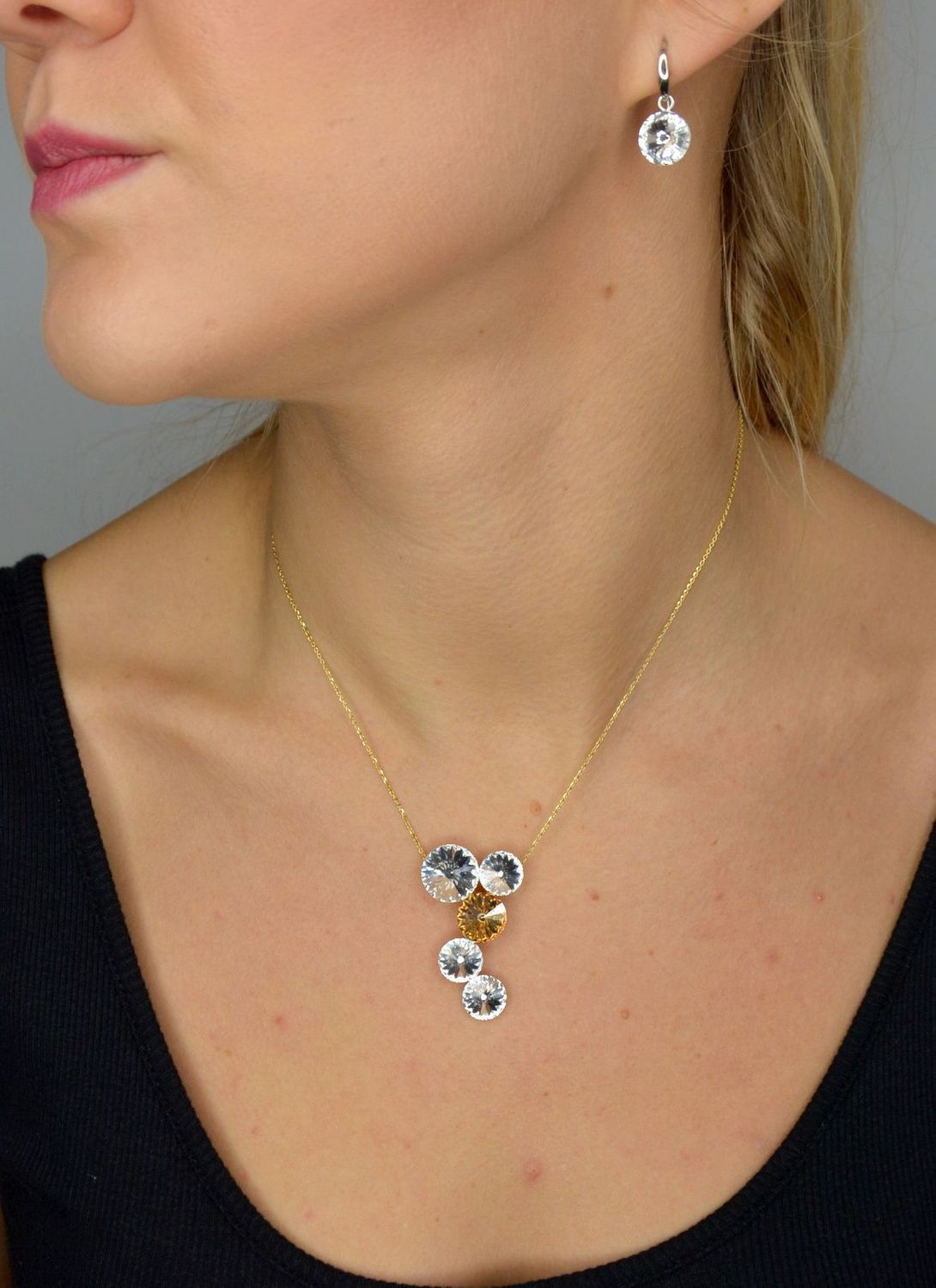 Kolczyki srebrne wiszące z białymi kryształkami Swarovski KW112212C.jpg