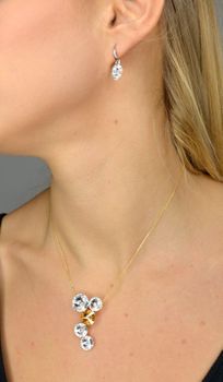 Kolczyki srebrne wiszące z białymi kryształkami Swarovski KW112212C. Kolczyki wykonane ze srebra próby 925 oraz ekskluzywnych kryształów Swarovski® crystals w kolorze Crystal (2).JPG