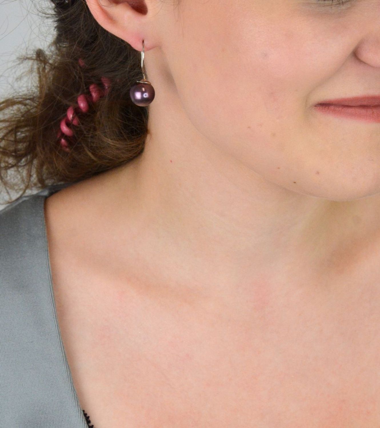 Kolczyki damskie KW5818V – srebro próby 925, wiszące z fioletową perłą (1,0 cm). Długość 2,3 cm, waga 0,61 g, zapięcie bigiel otwarty. Elegancja i lekkość w jednym.1.jpg