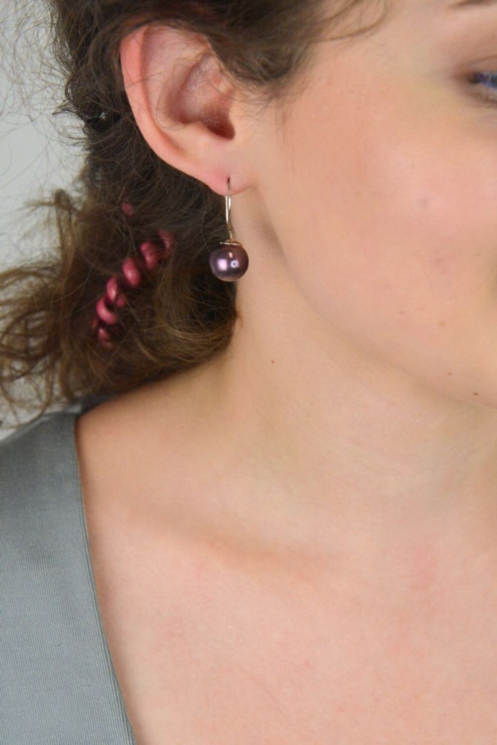 Kolczyki damskie KW5818V – srebro próby 925, wiszące z fioletową perłą (1,0 cm). Długość 2,3 cm, waga 0,61 g, zapięcie bigiel otwarty. Elegancja i lekkość w jednym.1.jpg
