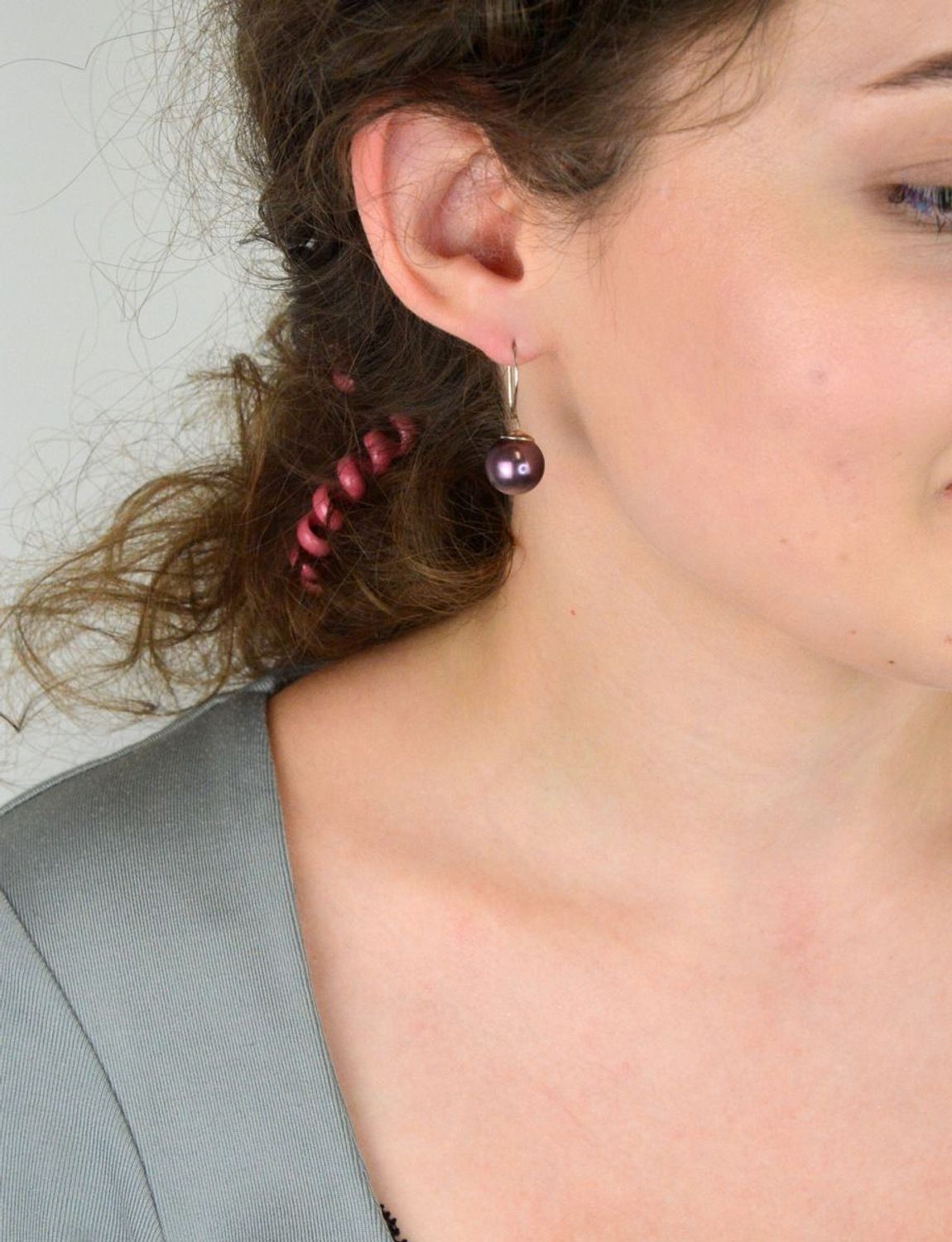 Kolczyki damskie KW5818V – srebro próby 925, wiszące z fioletową perłą (1,0 cm). Długość 2,3 cm, waga 0,61 g, zapięcie bigiel otwarty. Elegancja i lekkość w jednym.1.jpg