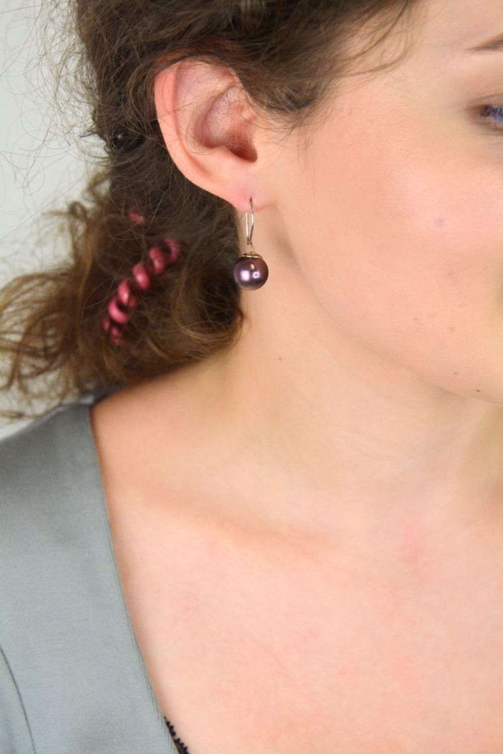 Kolczyki damskie KW5818V – srebro próby 925, wiszące z fioletową perłą (1,0 cm). Długość 2,3 cm, waga 0,61 g, zapięcie bigiel otwarty. Elegancja i lekkość w jednym.1.jpg
