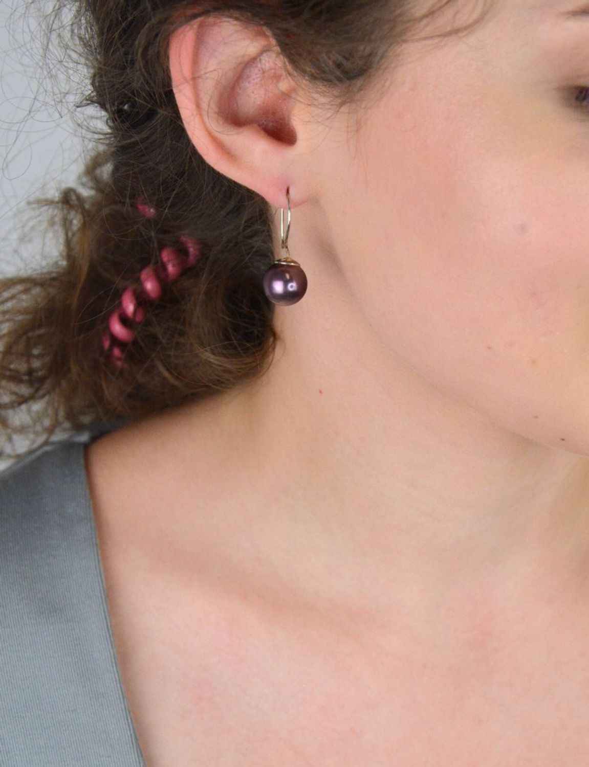 Kolczyki damskie KW5818V – srebro próby 925, wiszące z fioletową perłą (1,0 cm). Długość 2,3 cm, waga 0,61 g, zapięcie bigiel otwarty. Elegancja i lekkość w jednym.1.jpg