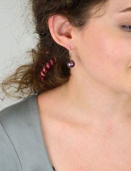 Kolczyki damskie KW5818V – srebro próby 925, wiszące z fioletową perłą (1,0 cm). Długość 2,3 cm, waga 0,61 g, zapięcie bigiel otwarty. Elegancja i lekkość w jednym (3).JPG