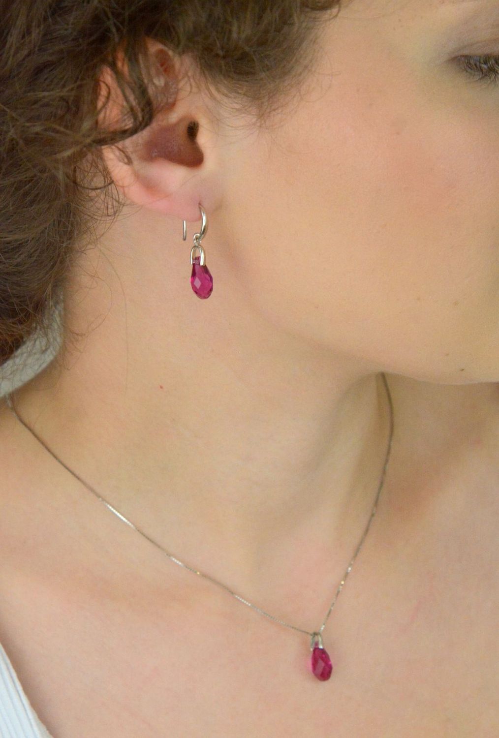 Kolczyki Spark Briolette ze srebra 925, pokryte platyną, z kryształami w kolorze Fuchsia. Długość 2,8 cm. Eleganckie pudełko w zestawie.1.jpg