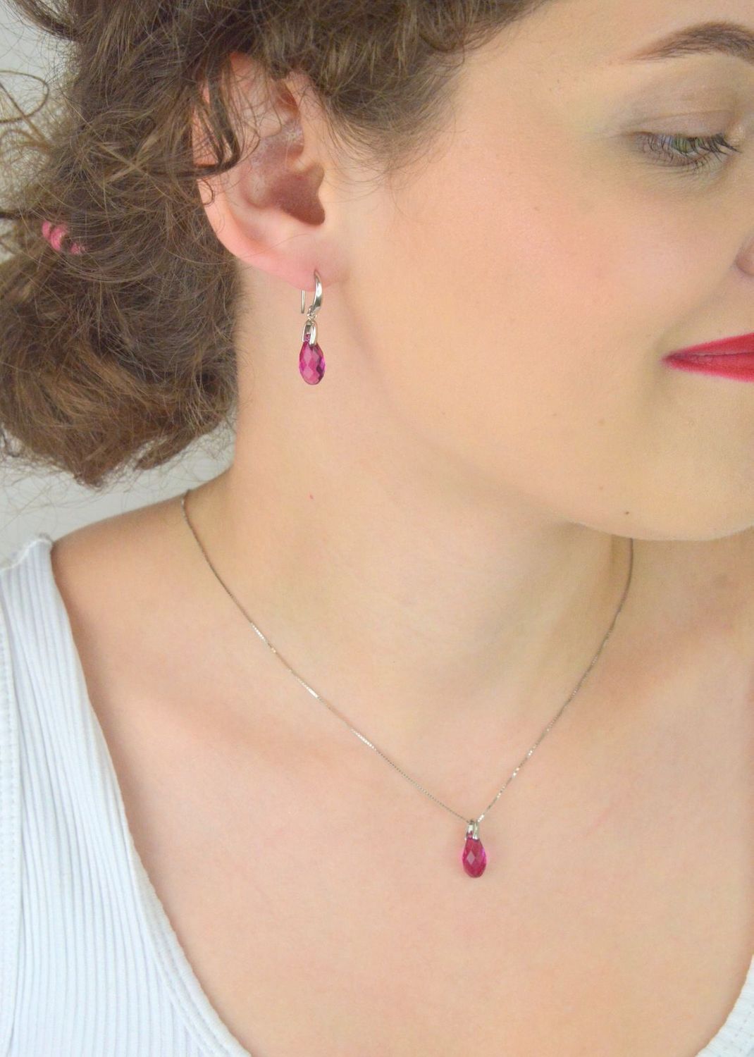 Kolczyki Spark Briolette ze srebra 925, pokryte platyną, z kryształami w kolorze Fuchsia. Długość 2,8 cm. Eleganckie pudełko w zestawie.1.jpg