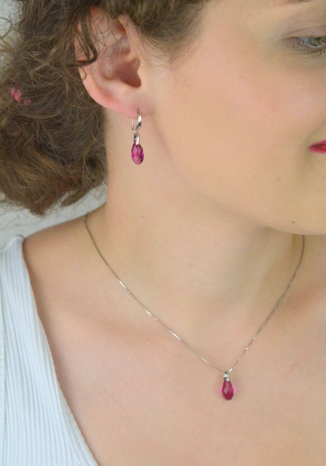 Kolczyki Spark Briolette ze srebra 925, pokryte platyną, z kryształami w kolorze Fuchsia. Długość 2,8 cm. Eleganckie pudełko w zestawie.1.jpg