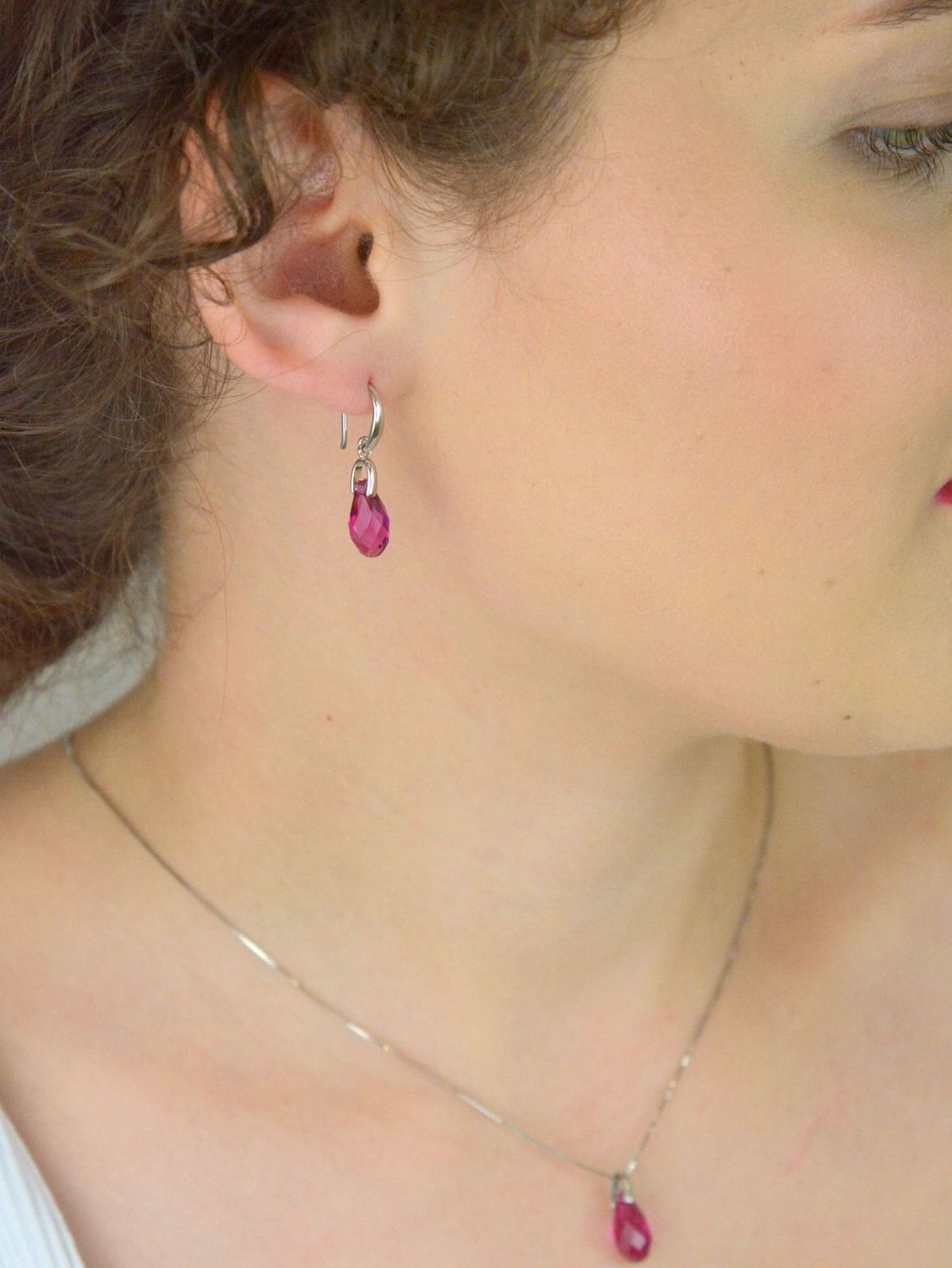 Kolczyki Spark Briolette ze srebra 925, pokryte platyną, z kryształami w kolorze Fuchsia. Długość 2,8 cm. Eleganckie pudełko w zestawie.1.jpg