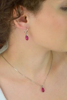 Kolczyki Spark Briolette ze srebra 925, pokryte platyną, z kryształami w kolorze Fuchsia. Długość 2,8 cm. Eleganckie pudełko w zestawie (1).JPG