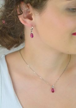 Kolczyki Spark Briolette ze srebra 925, pokryte platyną, z kryształami w kolorze Fuchsia. Długość 2,8 cm. Eleganckie pudełko w zestawie (3).JPG