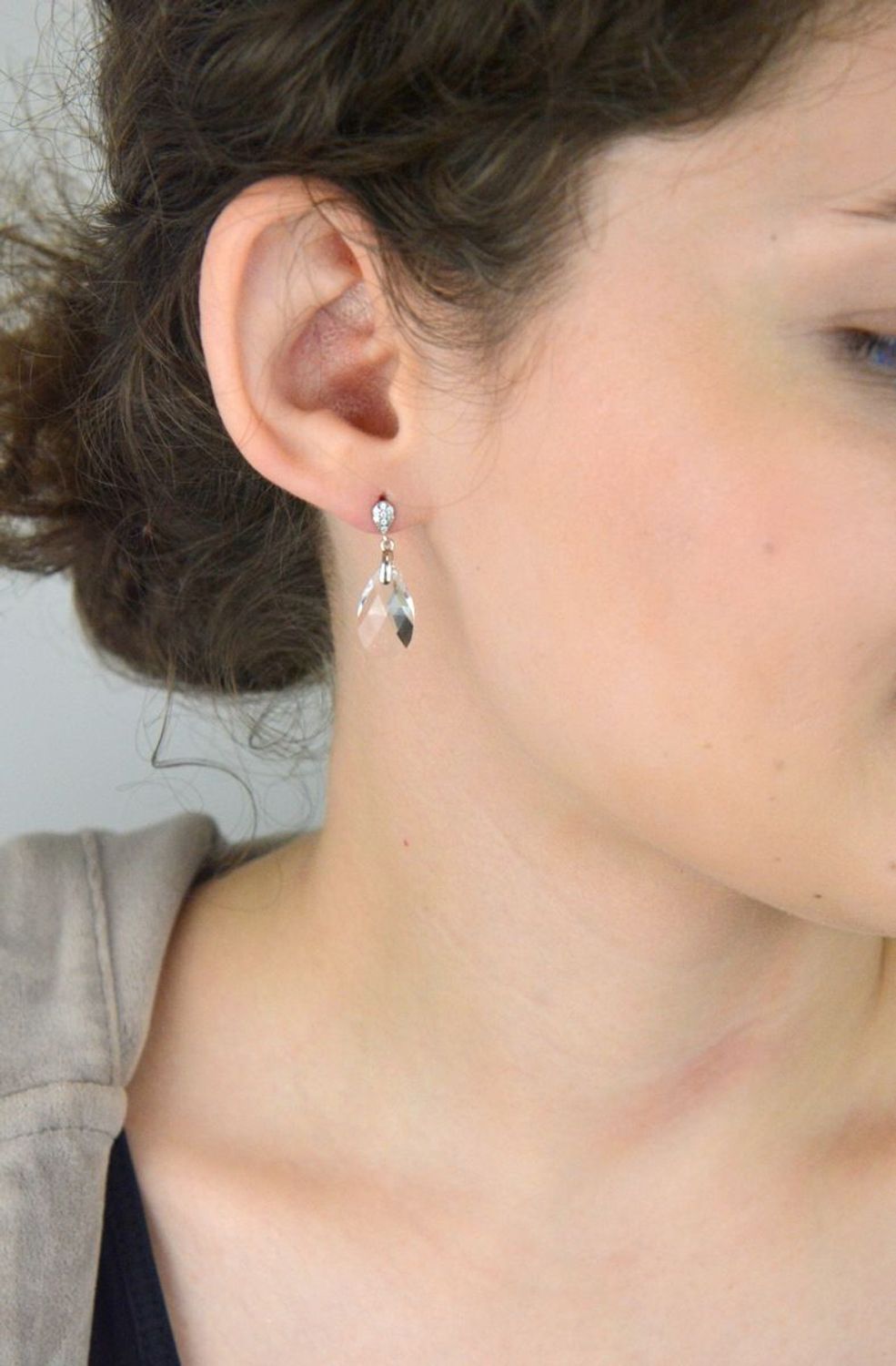 Srebrne kolczyki łezki Dainty Drop w kolorze Crystal KW610616C.jpg