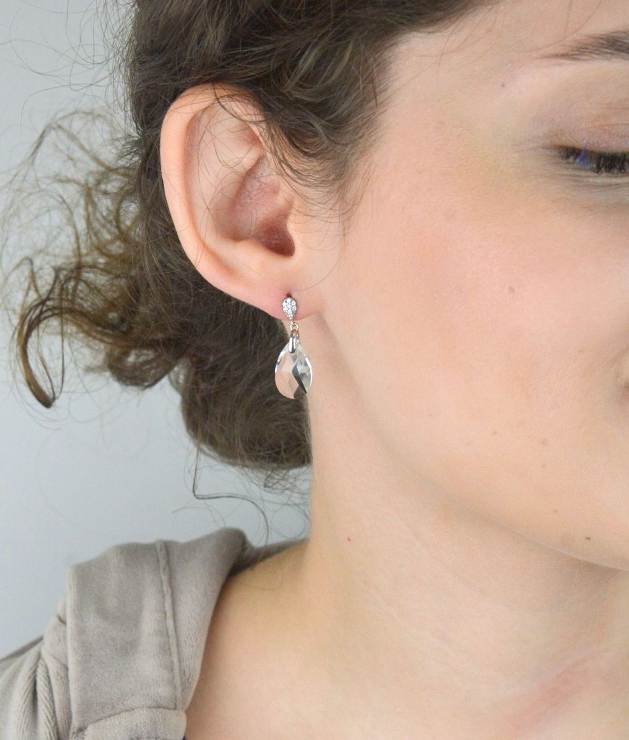 Srebrne kolczyki łezki Dainty Drop w kolorze Crystal KW610616C.jpg