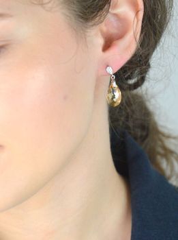 Srebrne kolczyki łezki Dainty Drop w kolorze Golden Shadow KW610616GS. Srebrne kolczyki wykonane ze srebra próby 925 oraz ekskluzywnych kryształów Swarovski® w kolorze Golden Shadow. Srebro próba 925. Kolczyki z zapięcie (3).JPG