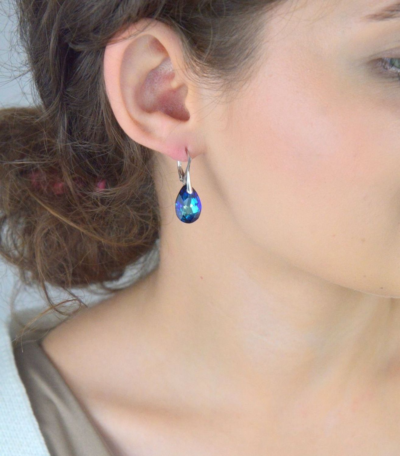 Kolczyki Spark Two Faces KW643316BB ze srebra próby 925, pokryte platyną. Zdobione austriackimi kryształami w kolorze Bermuda Blue. Elegancja i wyrazisty blask.1.jpg