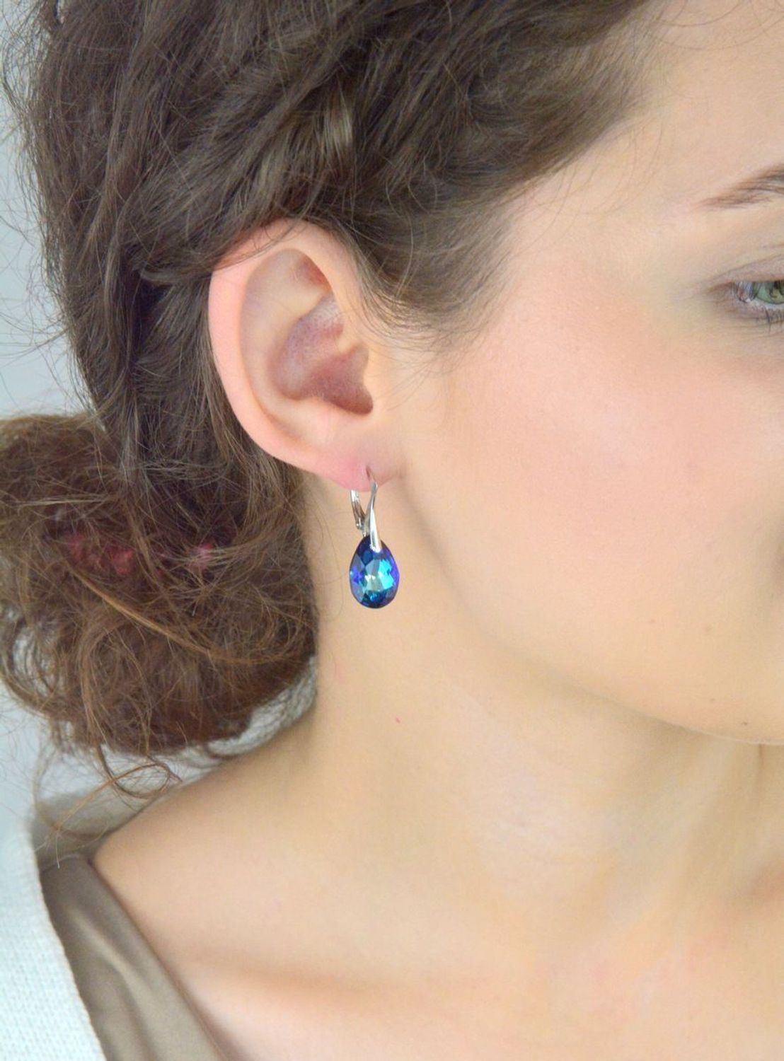 Kolczyki Spark Two Faces KW643316BB ze srebra próby 925, pokryte platyną. Zdobione austriackimi kryształami w kolorze Bermuda Blue. Elegancja i wyrazisty blask.1.jpg