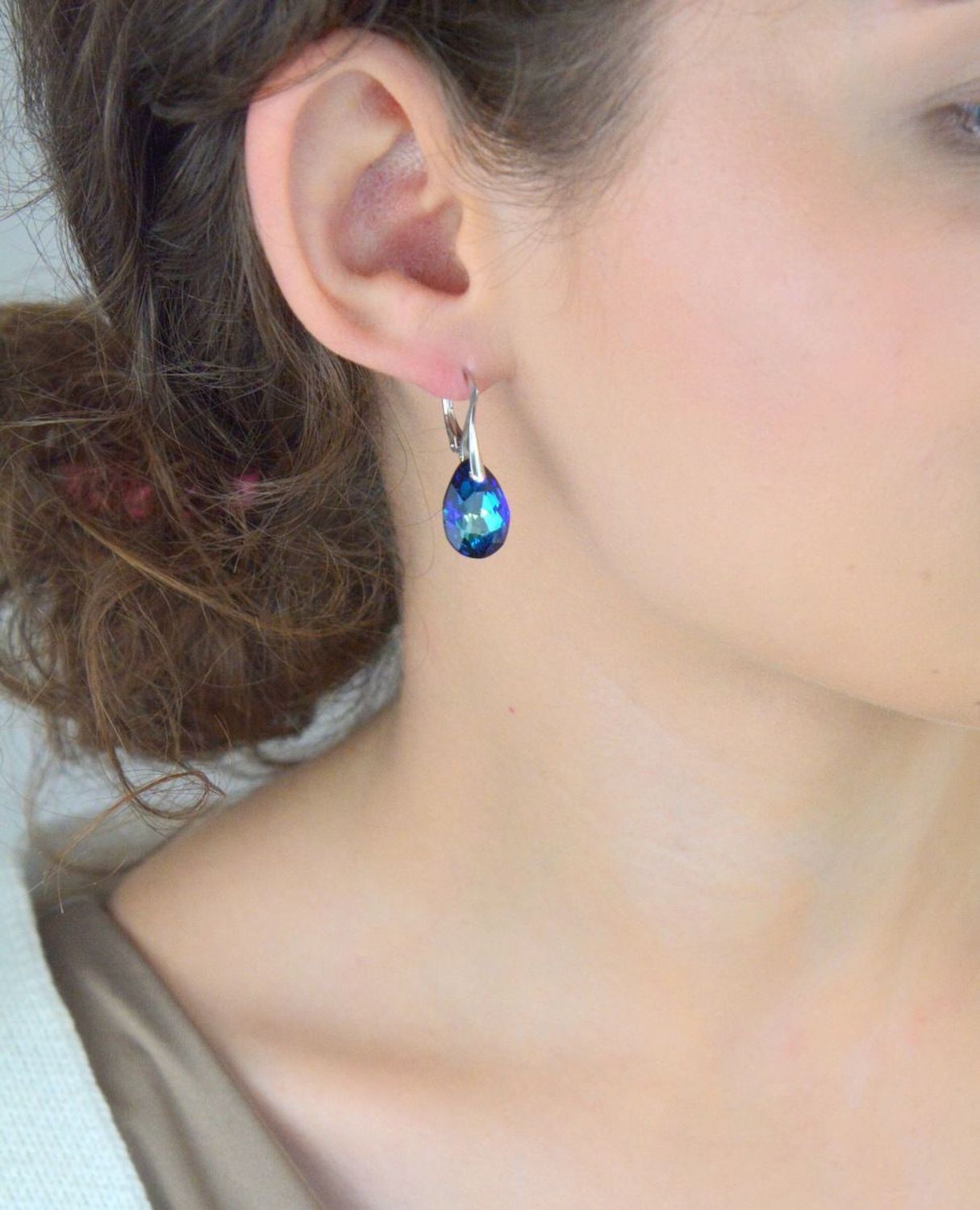 Kolczyki Spark Two Faces KW643316BB ze srebra próby 925, pokryte platyną. Zdobione austriackimi kryształami w kolorze Bermuda Blue. Elegancja i wyrazisty blask.1.jpg