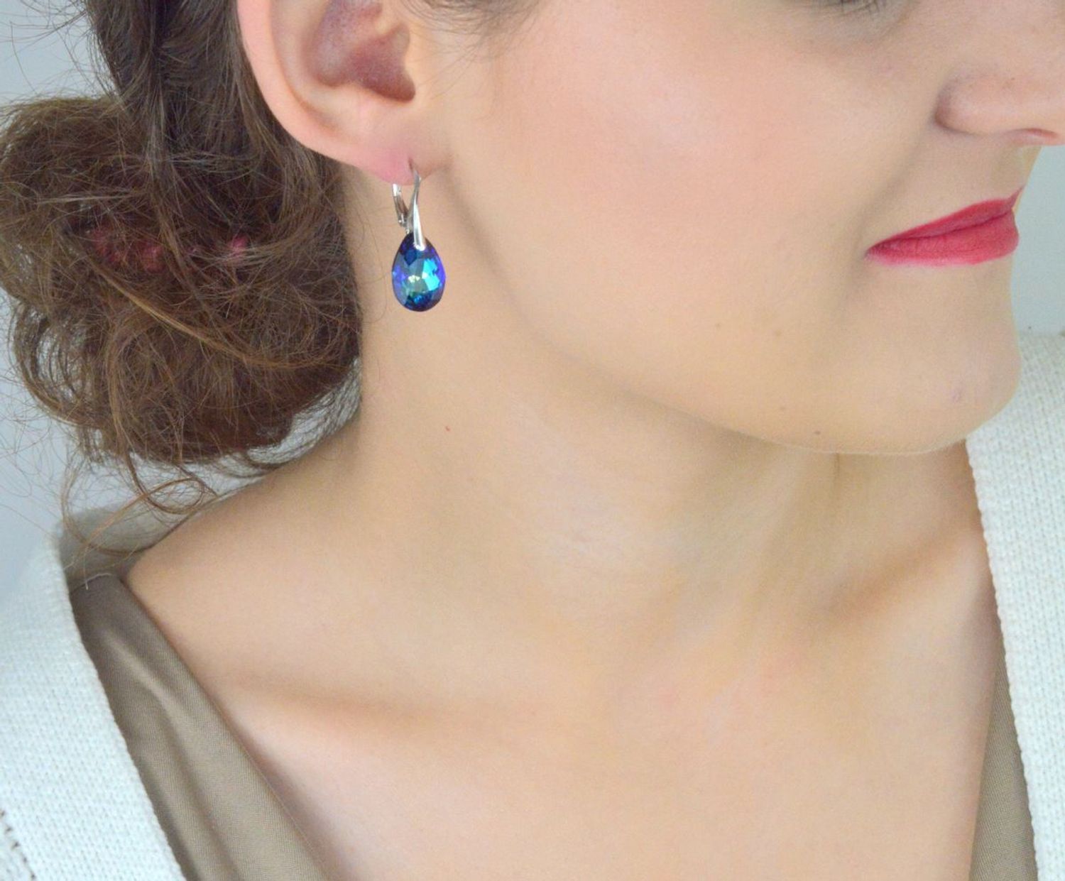 Kolczyki Spark Two Faces KW643316BB ze srebra próby 925, pokryte platyną. Zdobione austriackimi kryształami w kolorze Bermuda Blue. Elegancja i wyrazisty blask.1.jpg