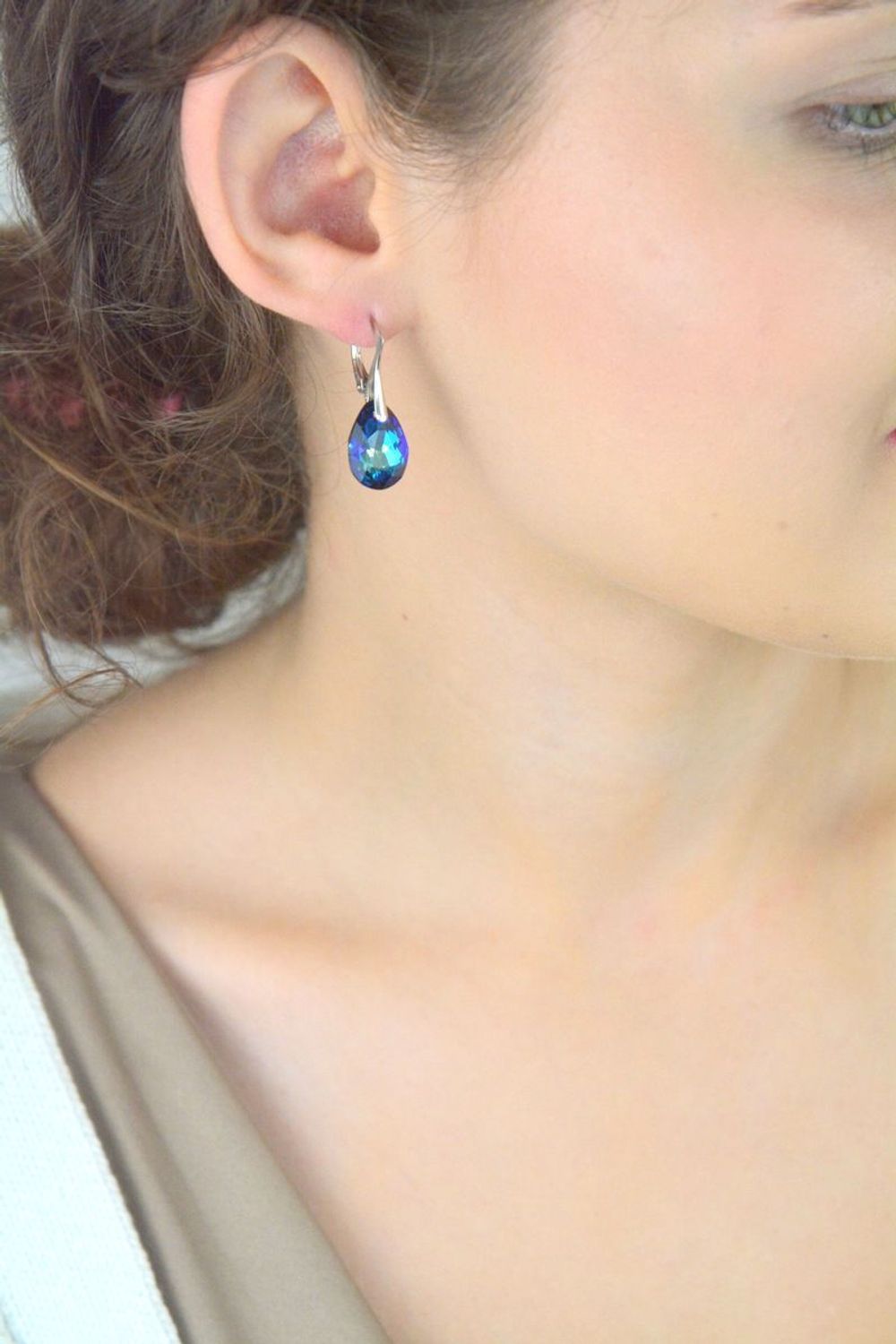 Kolczyki Spark Two Faces KW643316BB ze srebra próby 925, pokryte platyną. Zdobione austriackimi kryształami w kolorze Bermuda Blue. Elegancja i wyrazisty blask.1.jpg