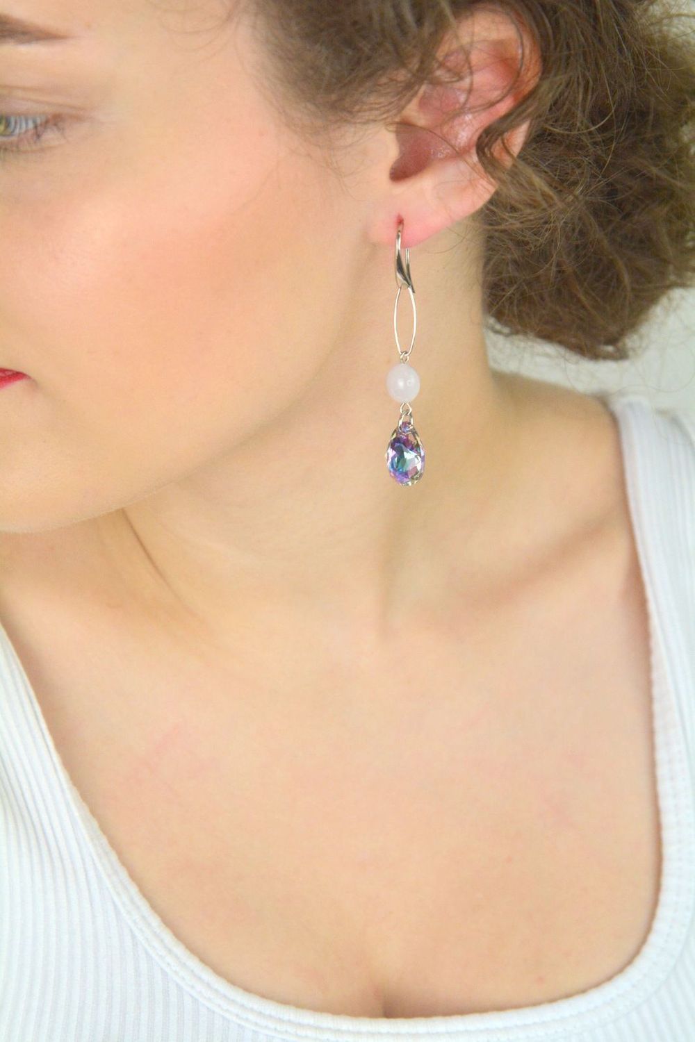 Długie srebrne kolczyki Spark KW6433VL10MIX z kryształami Swarovskiego i naturalnym kwarcem różowym. Stylowy design, zapięcie bigiel otwarty. Długość 6,5 cm.1.jpg