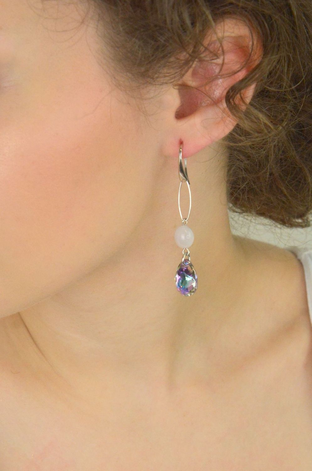 Długie srebrne kolczyki Spark KW6433VL10MIX z kryształami Swarovskiego i naturalnym kwarcem różowym. Stylowy design, zapięcie bigiel otwarty. Długość 6,5 cm.1.jpg