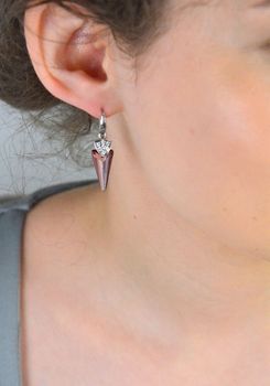Srebrne kolczyki 'Różowe kły' kryształy Swarovski KW6480AP 💎 Kolczyki wykonane ze srebra próby 925 oraz ekskluzywnych kryształów Swarovski® crystals w kolorze Jet. Długość kolczyków wynosi 3,5 cm. Świetny pomysł na prezent (1).JPG