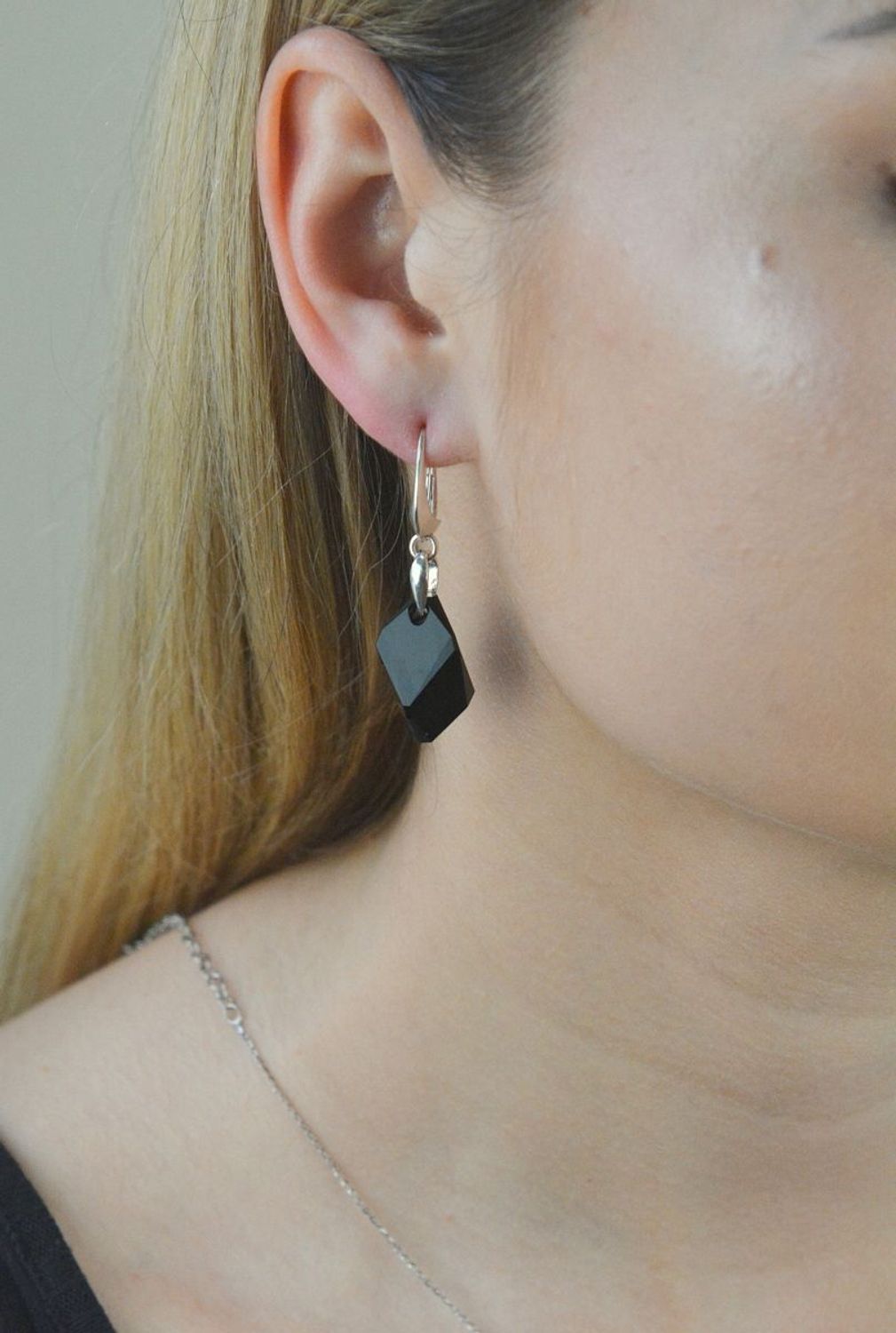 Kolczyki srebrne Kryształ Swarovskiego Cubist KW665022J. Kolczyki srebrne Swarovski. Kolczyki kryształ Swarovski. Kolczyki wiszące Swarovskiego. Kolczyki srebrne czarne. Kolczyki idealne na prezent.jpg